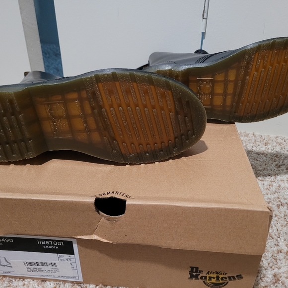 Dr. Martens 1490 10 hole black, New with box. Size 6, fits a size 7 - Picture 3 of 4